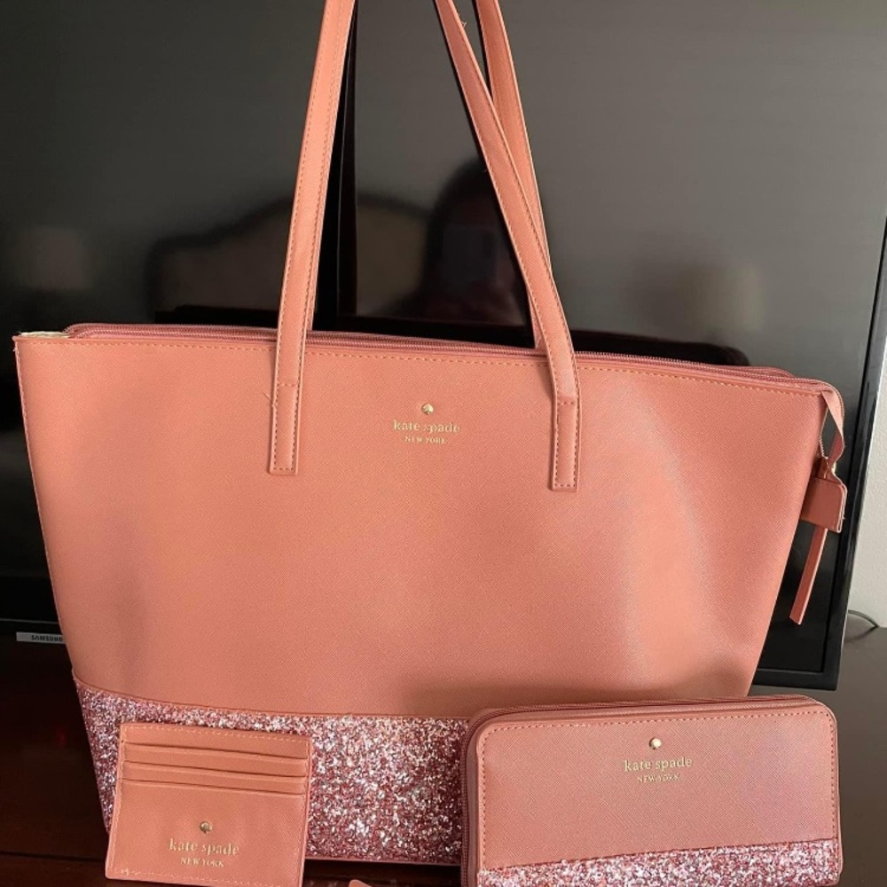 Making a new listing for the purse. Sorry!!
